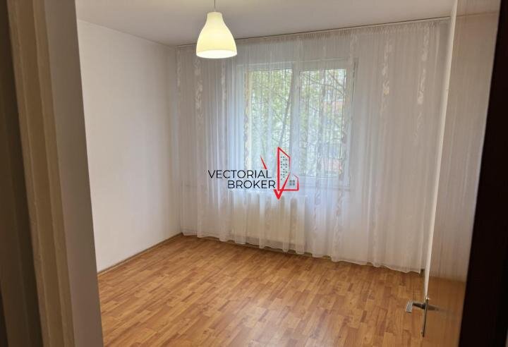 2 camere decomandate, et.3, bl.1982, bloc reabilitat, Basarabia- Chisinau